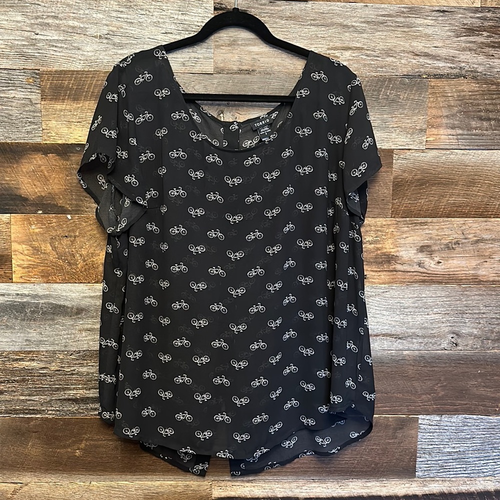 🎯Torrid Abbey Georgette Button Back Sheer Short Sleeve Blouse w/ bicycle print